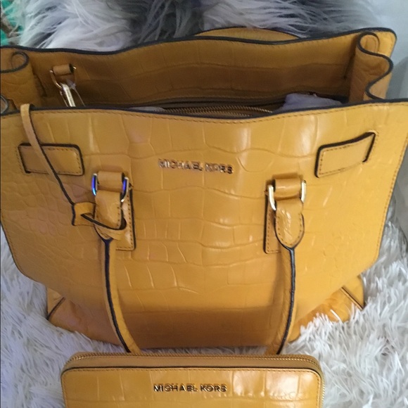 MK PURSE - Picture 1 of 2